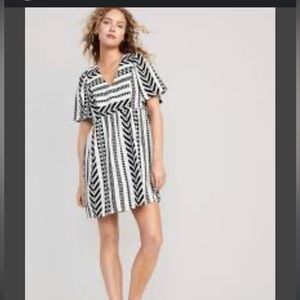 Old Navy Black White Flutter-Sleeve V-Neck Jacquard Mini Swing Dress Small NWT